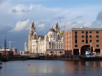 Veduta dei monumenti di Liverpool affacciati sul Mersey